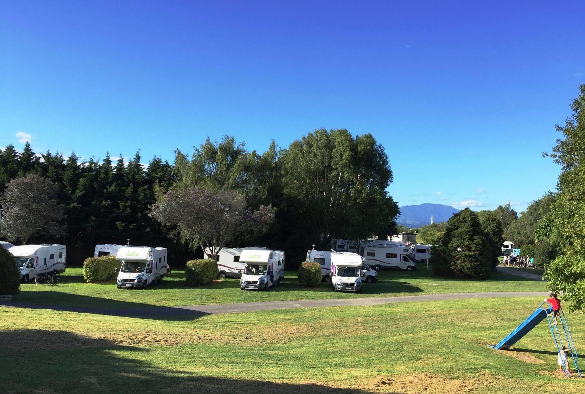 Blenheim Bridges Holiday Park Exterior foto